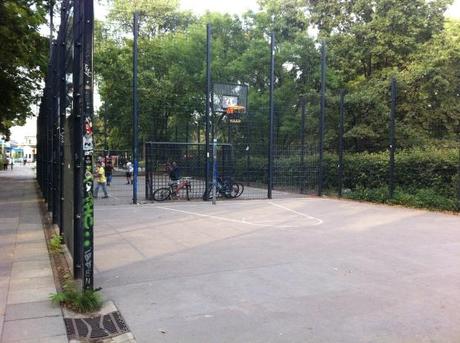 Espacios de juego en Berlín | eu:KIDS El parque entre Löhmuhlenstrasse y Landwehrkanal en Treptow. Dos semi-canchas de futbito y de basket con cerramiento abierto Foto: A. Walliser