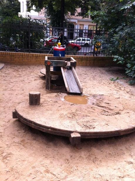 Espacios de juego en Berlín | eu:KIDS Juego de agua y arena en en la esquina de Reichenberger Strasse y Ohlauer Strasse en Kreuzberg.