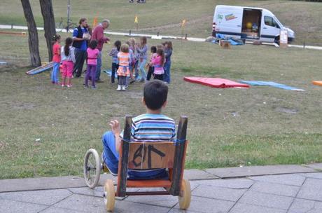 Espacios de juego en Berlín | eu:KIDS Grupo de animación itinerante en Gorlitzer Park (Kreutzberg). Los juegos, juguetes y materiales han sido construidos por los animadores y en talleres con los propios niños de cada barrio. Foto: A. Walliser