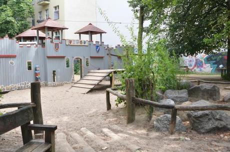Espacios de juego en Berlín | eu:KIDS Espacio de juego inspirado en Robin Hood, en Knesebeck Strasse cerca de Savigny Platz, en Charlottenburg. Foto: A. Walliser