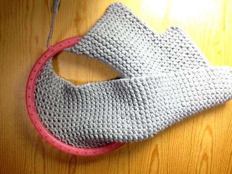 Cúbrete con una capa poncho Primera parte del poncho con los 20 pares de filas y los 23 de disminuciones