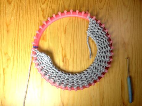 Cúbrete con una capa poncho Tejiendo la primera solapa de la capa poncho en telar