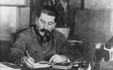10 curiosidades sobre Iósif Stalin Iósif Stalin en una fotografía en su despacho tomada en 1949