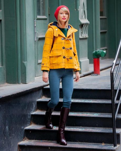 EL ABRIGO AMARILLO DE TAYLOR SWIFT