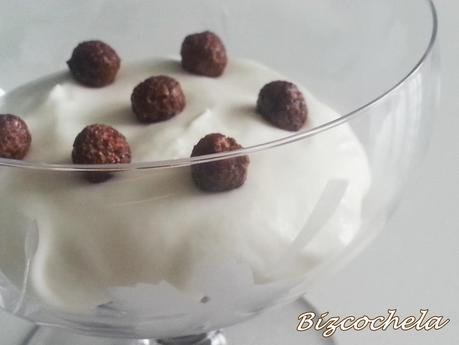 POSTRE IMPROVISADO DE QUESO Y CRUJIENTE DE CHOCOLATE POSTRE IMPROVISADO DE QUESO Y CRUJIENTE DE CHOCOLATE