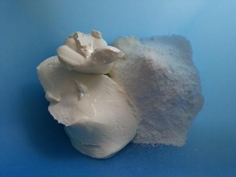 POSTRE IMPROVISADO DE QUESO Y CRUJIENTE DE CHOCOLATE POSTRE IMPROVISADO DE QUESO Y CRUJIENTE DE CHOCOLATE