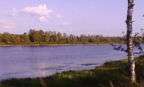 Paseo junto a las frías aguas del Kitinen