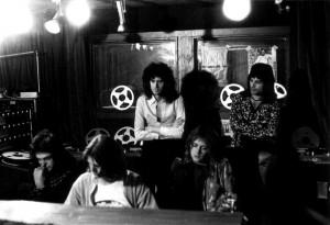 Queen, de la gloria a la tragedia queen-mike-stone-in-studio