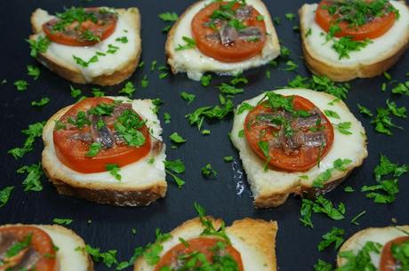 Tostas calientes de mozzarella y tomate