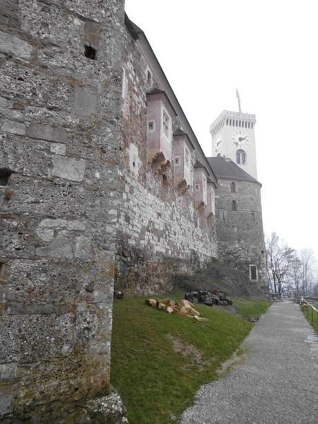 Parte de la muralla exterior del castillo.