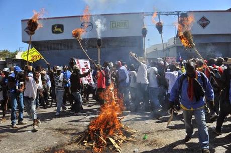 Protestas amenazan con tumbar a presidente Martelly.