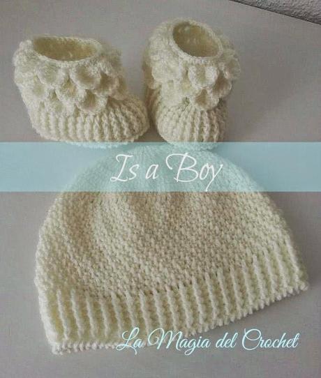 Is a Boy: Botitas y gorro a juego en crochet para niño