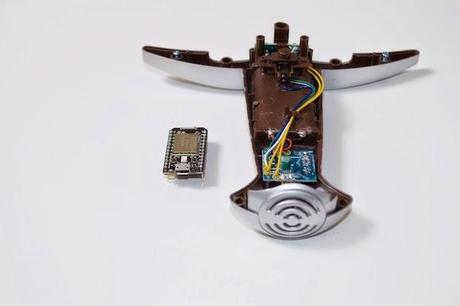 Esta espada élfica se ilumina cuando detecta redes WiFi abiertas Esta espada élfica se ilumina cuando detecta redes WiFi abiertas