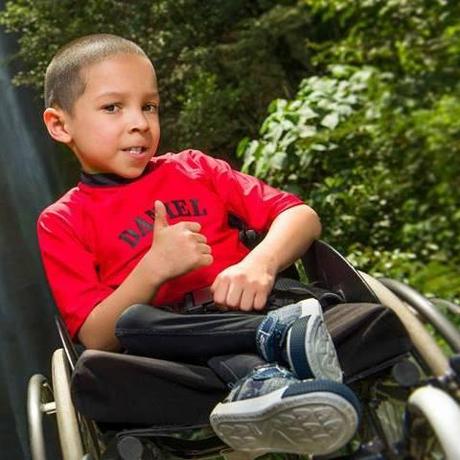 Niño que utiliza silla de atletismo no pudo entrenar en Polideportivo de Palmares, porque creyeron que “era una bicicleta”