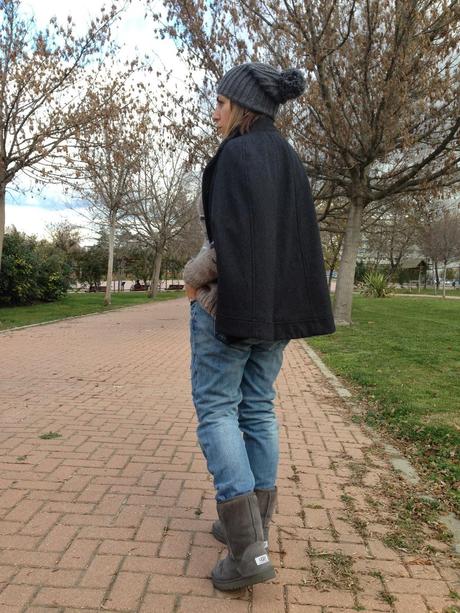 BEANIE & CAPE.- BEANIE & CAPE.-