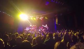 Vídeo: Sebastian Bach detiene un concierto después de que un asistente empujara a su madre de 70 años Vídeo: Sebastian Bach detiene un concierto después de que un asistente empujara a su madre de 70 años