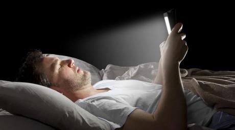 Leer en una tablet antes de dormir podría dañar tu ciclo de sueño