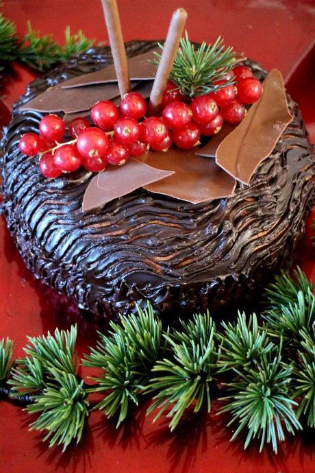 Tarta-tronco de Navidad rellena de crema de turrón de Jijona Tarta-tronco de Navidad rellena de crema de turrón de Jijona