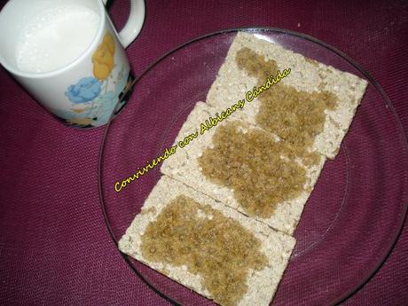 Tostadas crujientes de amaranto con aceite de coco y leche de almendras para beber 1