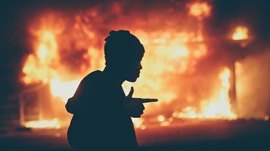 Video: Un grupo de indignados asalta una comisaría en EE.UU. y se enfrenta a los policías Video: Un grupo de indignados asalta una comisaría en EE.UU. y se enfrenta a los policías