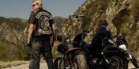 Jackson Teller (Charlie Hunnam) y Bobby Elvis (Mark Boone Junior) en la carretera.