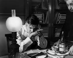 Una ráfaga cinematográfica sobre las cartas que quedaron atrás. Una ráfaga cinematográfica sobre las cartas que quedaron atrás.