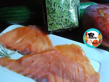 Rollitos de salmón con fruta y verduras Rollitos de salmón con fruta y verduras