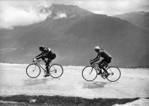 Coppi y Bartali cruzan los alpes: Italia vibra
