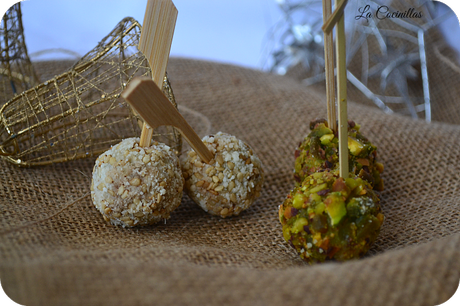 Bolitas de queso roquefort rellenas de uvas