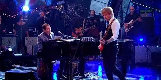 Vídeo: Ed Sheeran y Jools Holland versionan a Stevie Wonder