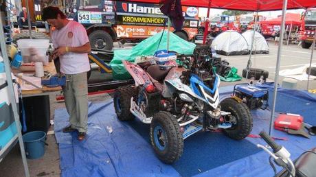 Los equipos trabajan en el parque cerrado a la espera del Dakar