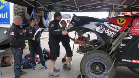 Los equipos trabajan en el parque cerrado a la espera del Dakar