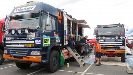 Los equipos trabajan en el parque cerrado a la espera del Dakar