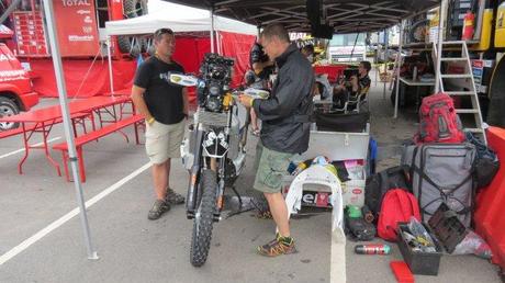 Los equipos trabajan en el parque cerrado a la espera del Dakar