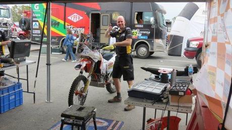 Los equipos trabajan en el parque cerrado a la espera del Dakar