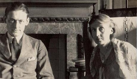 T.S Eliot y Virginia Woolf en Garsington. Foto: National Portrait Gallery de Londres. In Memoriam: 50 años sin T.S. Eliot.