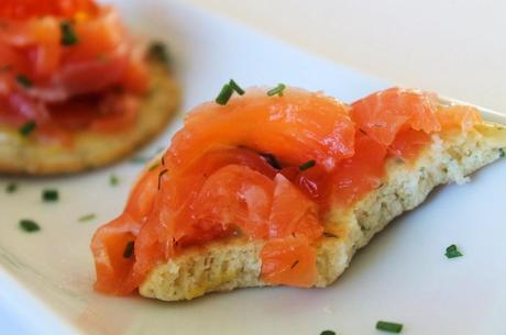 Salmón marinado con blinis de eneldo y rábano picante