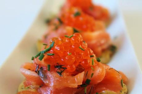 Salmón marinado con blinis de eneldo y rábano picante