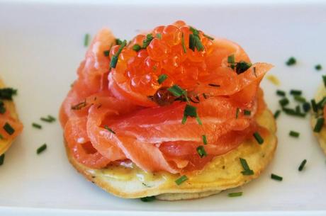 Salmón marinado con blinis de eneldo y rábano picante