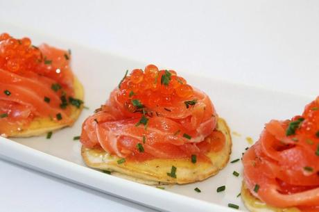 Salmón marinado con blinis de eneldo y rábano picante