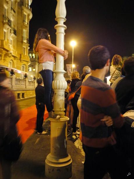 La chica que se encaramaba a las farolas, esperando a Orlando Bloom