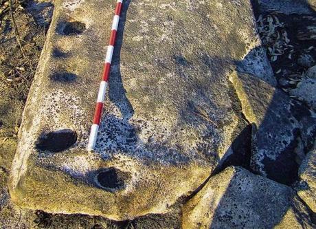 Catalogan quince grandes túmulos del Neolítico y nuevos petroglifos en Orense