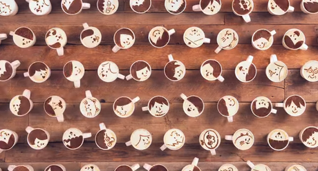 Comercial realizado con 1000 tazas de café latte Comercial realizado con 1000 tazas de café latte