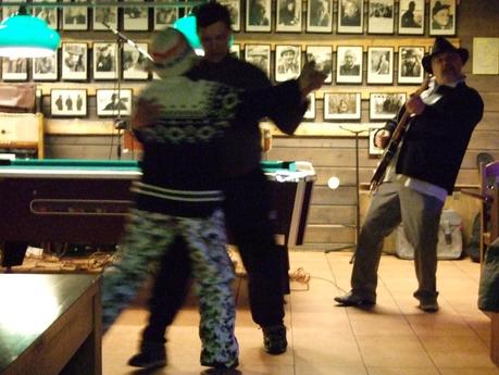 Inari, historia de un viaje y un regreso El hombre de la música animando una velada en Inari