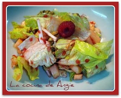 ENSALADA DE MANZANA Y NUECES CON VINAGRETA DE FRAMBUESA