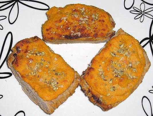Tostas gratinadas con untable de levadura Tostas gratinadas con untable de levadura