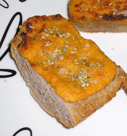 Tostas gratinadas con untable de levadura Tostas gratinadas con untable de levadura