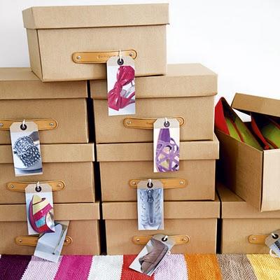 Organizar los zapatos en cajas con etiquetas