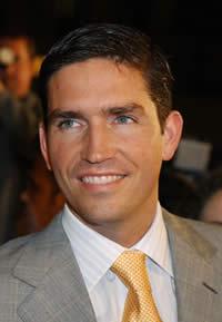 Jim Caviezel con motivo de Caviezel motivo