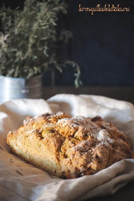 PAN DE SODA CON MANCHEGO Y ACEITUNAS PAN DE SODA CON MANCHEGO Y ACEITUNAS